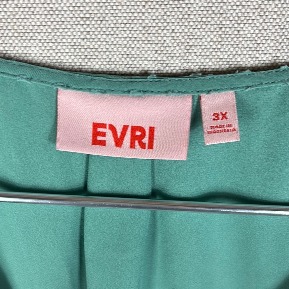 EVRI > Green Short Sleeve V Neck Blouse 3X - Picture 2 of 9